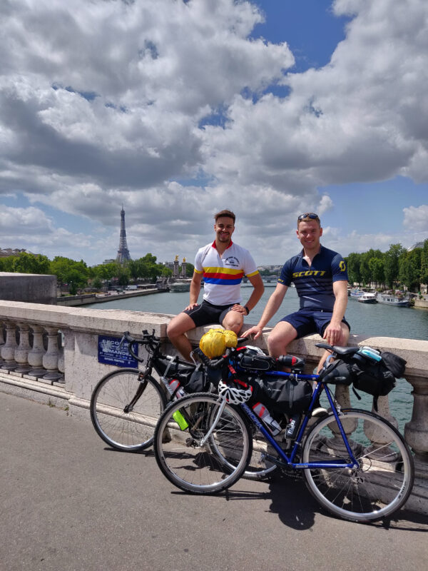 Zwei Radfahrer in Paris vor dem Eiffelturm